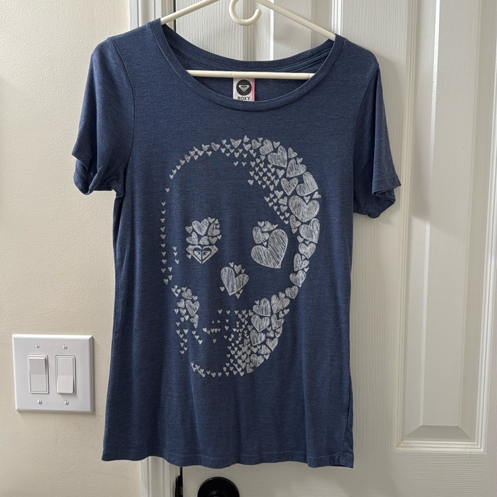 Roxy skull and hearts graphic tee. Size L. Blue and white.